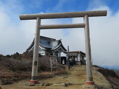 レストハウスから見てお釜と反対方向。

刈田岳（といっても少し登るだけの小高い丘）の上に刈田神社が建っています。