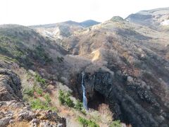 不帰の滝（かえらずのたき）。

御釜から流れ出る水が溶岩台地の上を流れて落ち込んでいます。