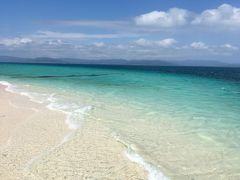 石垣島からパナリ島までは約１時間です。

ビーチにパラソルを立ててその下でお弁当を頂きましたが、やはりとても風が強くて、お弁当が飛ばされそうでした。