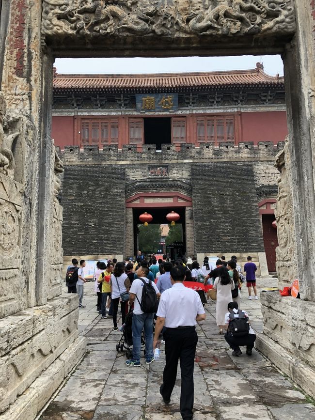 翌日はホテル近くの岱廟へ　泰山登山で筋肉痛の人だらけでした　小さな階段を登れない人がたくさんいました