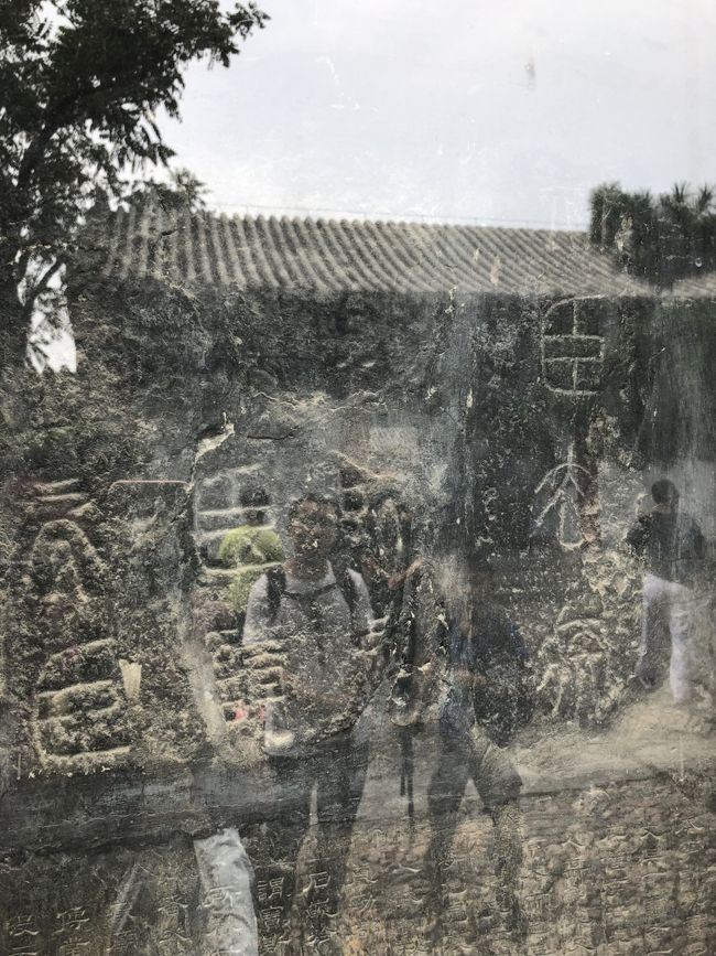 秦二世刻石　　李斯が彫ったものでとても貴重な物です　石碑を見ていると直ぐに周りから話しかけられます　