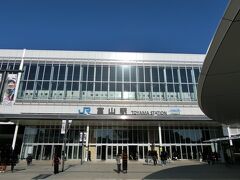 富山駅です。
発着する新幹線も見えたりして、いかにも新しい建物。