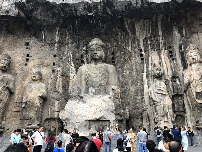 龍門石窟　昔のカンフー映画はここでも撮影されてましたね　あまりに大きくてワンフレームには収まらず