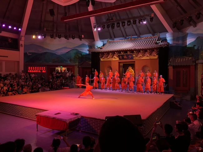 演舞ですが照明で光る様に蛍光色の道着は微妙な、感じでした　