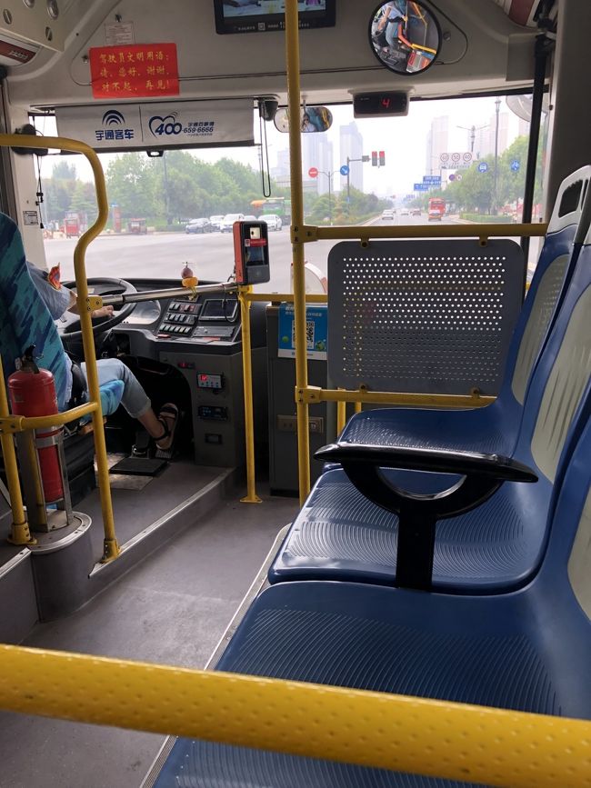洛陽市内は路線バスで移動バスの運転手のお姉さんは私服でサングラスしてサンダルです料金メーターの横の私物のヒヨコ人形で遊びながら運転してました