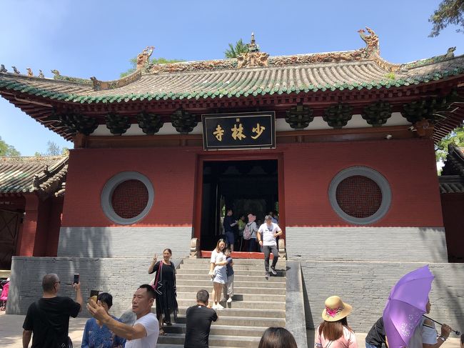 洛陽駅前のバスターミナルから少林寺へ<br />かなり観光地化されてました<br />良くも悪くもですが　ここは線香がただでした