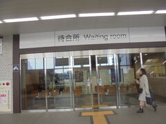 成田駅から　佐原経由　銚子行きに乗車しました。
写真　成田駅　待合室。