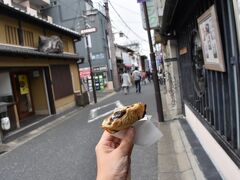 ほどよく、ほろよいで、いい気分にならまちをぶらぶら。
一丁焼きのたい焼きやさんに遭遇。
初めて見たけど、１つ１つ焼いていく、昔ながらの手法のたい焼き。
時間はちょっとかかるけど、今のたい焼きと全然違う素朴な味。
めちゃくちゃ美味しかった！
食べかけフォトでごめんなさい。
お店の名前は『こたろう』さんらしいです。