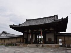 飲んだり食べたりが落ち着いたところで、次は法隆寺！
奈良駅からJRで１１分。
15分に1本くらい出てます。
難波からのルートでも通ります。
法隆寺駅からは、歩くとちょっと遠いので、バスで。
バスも本数は少なめです。

バスに揺られること10分くらい。
バス停からはちょっと戻る形で、数分歩きます。
ちょっと天気が悪くなってきてしまいました・・・