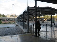 ラリッサ駅から地上に出るとすぐにアテネ駅があります。
駅舎からホームまで50mほど離れていました。