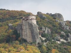 崖の上にルサヌ修道院が見えてきます。
