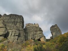 左の岩山の上にはヴァルラーム修道院。