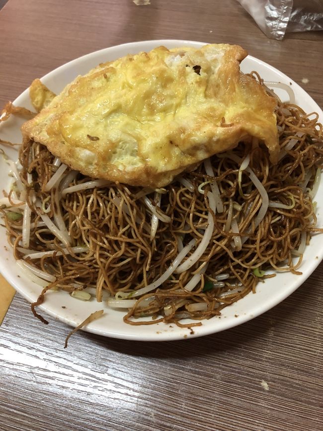 メガ焼きそば　洛陽はとにかく安かったです<br />のちに気付くのですがカレー粉が入った料理が色んなところにありました