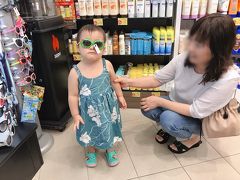 2歳の孫はやはり女の子、カメラ目線で「どう？」って問いかけてきます。

ここはABCストアーのどこかの一店。
ホノルルでABCストアーにお世話にならないことはまずありませんね。

ビールもIDなしで売ってくれますし・・・(^^♪

ホノルル以外ではパスポートの提示を要求されますが。