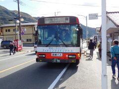 そして、ようやく吹割の滝に到着。
滝へ入る遊歩道の入り口前にバス停がある。付近は食堂や土産物店ばかり。国道120号のすぐわきに渓谷美が広がる。

ここまで沼田駅から1時間ちょっと。渋滞してたため15分くらい遅れている。
これから1時間半くらい散策。
標高640ｍ、沼田駅から20kmあまり。