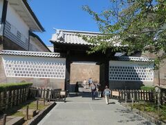 石川門。１７８８年再建。重文。
今では表門のような役割ですが元々は兼六園に通じる搦手門（裏門）だったそうです。