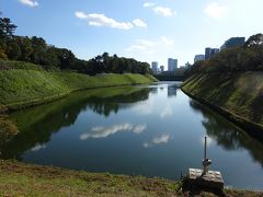 半蔵濠、雄大な眺めにシャッターを押す。ここを歩くって贅沢だな～なんで今まで来なかったんでしょう。