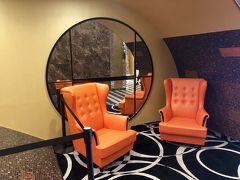 11時
アパ横浜ベイタワーをチェックアウトします。

フロアにあるソファ
この色アパカラー？