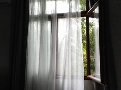 翌朝、8月中旬なのに朝夕は涼しく空気も乾いているので窓を開けると気持ち良い空気が入ってきます。