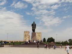 ここにも立派なティムール像があり、結婚式の写真を撮ったりしていました。ここシャフリサーブスはウズベキスタンの英雄ティムールの出身地。