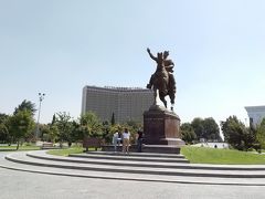ホテルウズベキスタンをバックにティムール像が撮影できる定番スポット。