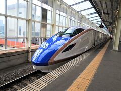 結局ずっと立って抱っこしたまま高崎駅に到着。
降りたら息子は機嫌なおり笑顔でかがやきと写真パチリできました。
息子、初かがやき乗車（抱っこで）