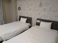 宿は、ジョイフルすぐの、HOTEL 385です。新しいホテルで、フォトスタジオの様な部屋。シンプルでした。