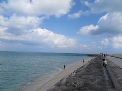 下地島空港そばの、１７エンドへ。旅行ガイドには載っていないですが、飛行機の離発着を見る事ができる、人気のスポットです。人がそこそこいます。車を止めてしばらく歩きます。