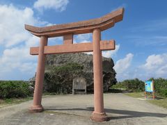 通り池からすぐの所に帯岩と呼ばれる巨石がまつられていました。