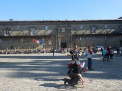 　オブラドイロ広場。この時刻はまだ巡礼者は少ないけど、大聖堂に向かって膝まづく人もいます。