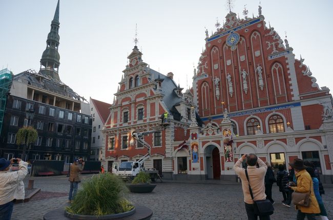 ブラックヘッドハウス<br />1300年代から数百年にわたって独身男性のギルドメンバーのためのパーティホールとして使用されていた