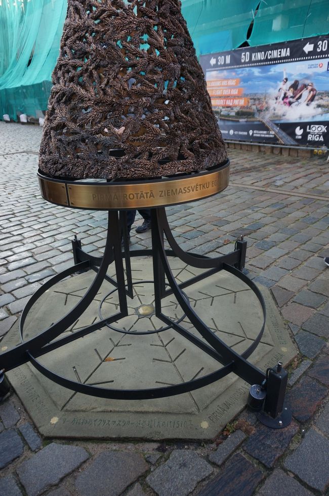 8角形の土台1辺に「リーガに初めてクリスマスツリーが登場したのは1510年」<br />と日本語で書かれてます。