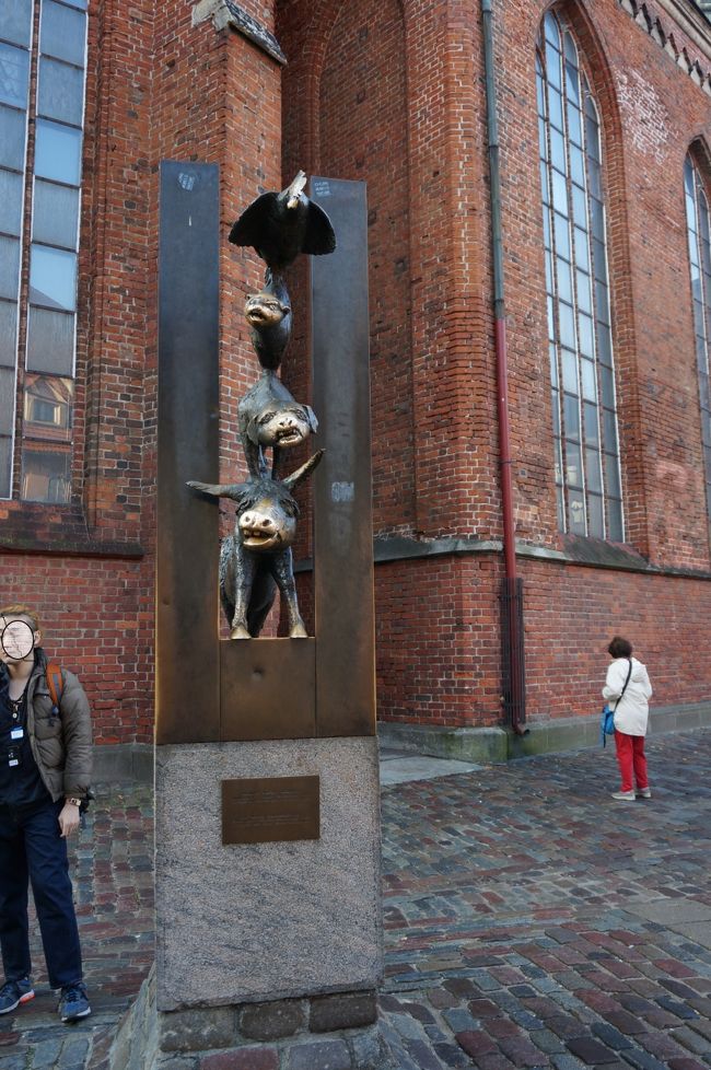 聖ペトロの敷地の一角にあるブレーメンの音楽隊<br />ブレーメンの音楽隊は人間に捨てられた動物が団結して音楽隊を結成するというグリム童話の１つで、この銅像は姉妹都市でもあるブレーメンから寄贈されたものとのこと。