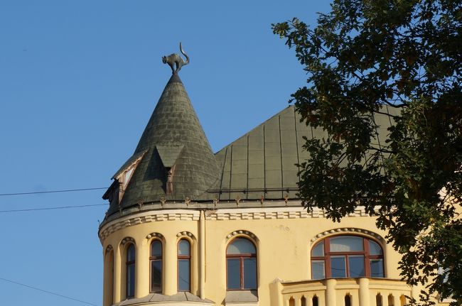 裕福なラトヴィア商人が大ギルドへの入会を断られて、大ギルド会館に嫌味を込めて尻尾を向けた猫の像を設置した。<br />その後ラトヴィア人も入会が認められて、向きを変えたとか。