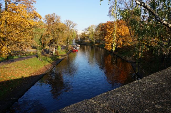 リーヴ広場から新市街に向けてビルセータス運河を渡ると自由記念碑がある