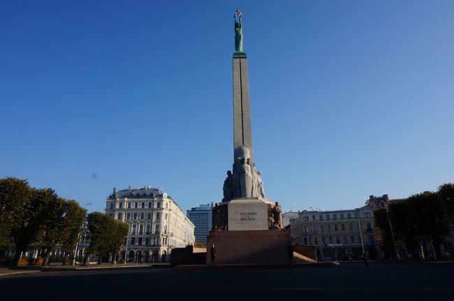 自由の記念碑<br />リガ旧市街への入り口に近い部分、新市街自由大通り沿いに立てられており、1918年～1920年に行われたラトビア独立戦争の犠牲者を祀っている。