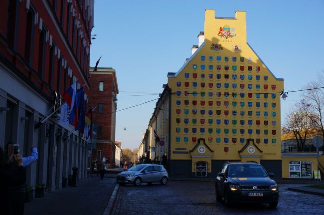 この建物は・・？<br />最上段の紋章は「LATVIJA」、2段目は「RIGA」「JELGAVA」・・・・<br />貴族の紋章でしょうか・・・・・？
