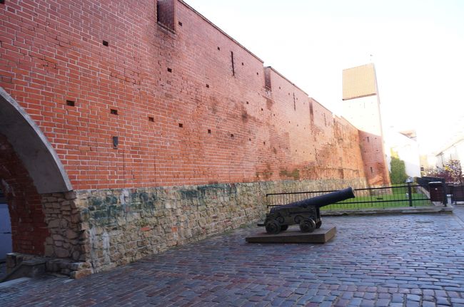 旧市街城壁<br />リガ旧市街地区を防衛するため作られた全長2kmにわたる牙城壁、現在は火薬塔の裏側にのみ修復された姿で一部のみ残存している
