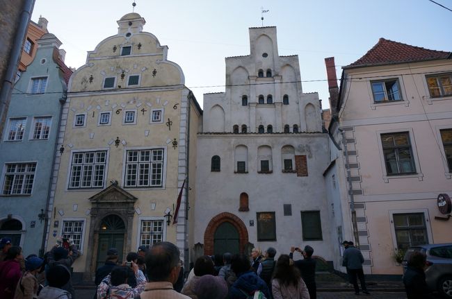 三人兄弟<br />長男は右から2番目で15世紀の住居、3番目は次男で17世紀にマニエリスム様式として、左端の半欠けは三男は17世紀末にバロック様式として建設され、ラトビアに現在残存する一般住宅では長男が最も古いものなんだとか。