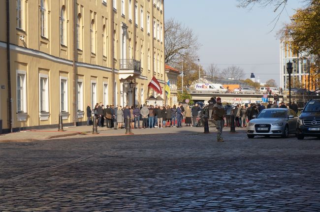 リガ城<br />ラトヴィアの国旗とウクライナの国旗が掲げられてます。<br />ウクライナの大統領が来てるようです<br /><br />ウクライナ疑惑で忙しいでしょうけど・・・