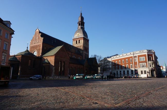 リガ大聖堂 <br />1211年に建設されたリガ旧市街に位置し、バルト3国最大規模で最古の大聖堂です（別名 ドーム大聖堂）。当初は木造建築でしたがその後増改築を経て現在の赤煉瓦の姿になっています。