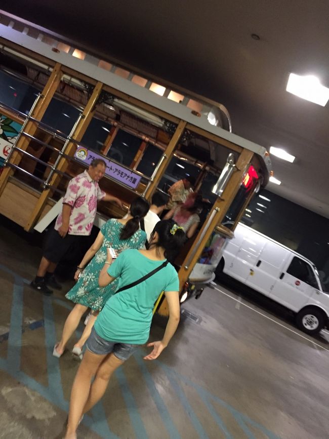 レインボートロリーでアラモアナに向かいます。停留場はＴギャラリアの建物内にあります。