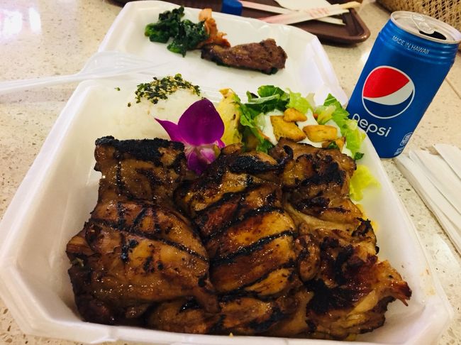 息子はチキン。すごい量でビックリw( ▼o▼ )w ｵｵｫｫ!!見た目大味かと思いきや、炭火で焼いたかのような香ばしさでとても美味しかった！<br />あやちゃんはロコモコを食べ、みんなガッツリ肉を食べてパワーチャージ出来ました。トロリーでワイキキに戻ります。