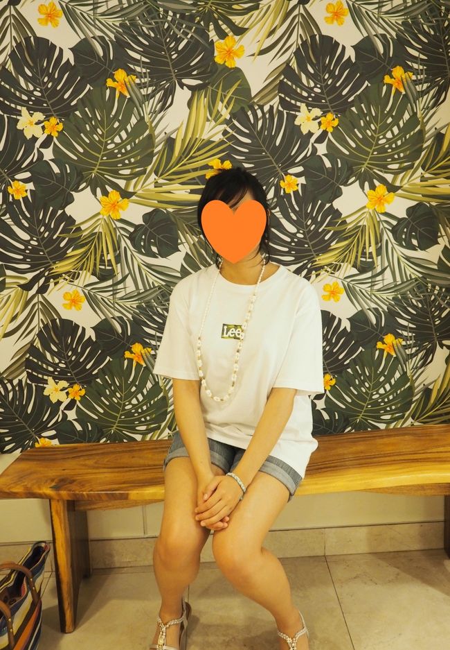 ウカウンター横には可愛い壁紙が*:..｡o○☆ *:..｡o○☆ *:..｡o○☆ *<br />これは専属モデルを呼ばねばヾ(・o・*)ｼ ｵｨｰｰｰｰｰｯ<br />「あやちゃん～そこに座ってもらっても良いかなぁ？」<br />いつもはお嬢に“ﾍ(￣-￣ )かもぉん♪指示してモデルになってもらうけど、今回は息子の彼女なので遠慮がちにお願いします(m｡_｡)m ｵﾈｶﾞｲｼﾏｽ<br />ホテルで貰った貝のレイをかけてきたあやちゃん。可愛い♪