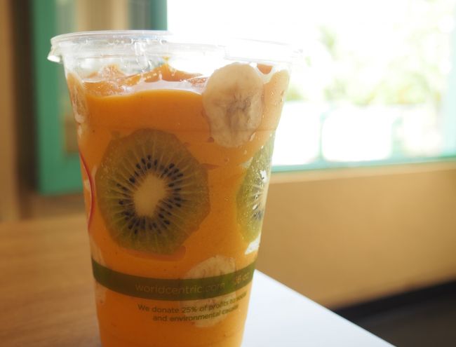 *:.｡..｡.:+・ﾟトロピカルアイランドスムージー *:.｡..｡.:+・ﾟ・*<br />バナナやキウイのカットがデザインのようになった可愛いスムージー★<br />あやちゃんが注文。ストローが紙製で空気が入るからか上手く吸えなくて苦労してました。更にすぐにふにゃふにゃになってしまいストローの役目を果たさず、新しいストローをもらっていました。プラスチックストロー禁止だからしょうがないけど、スムージーには厳しいね(^▽^;)