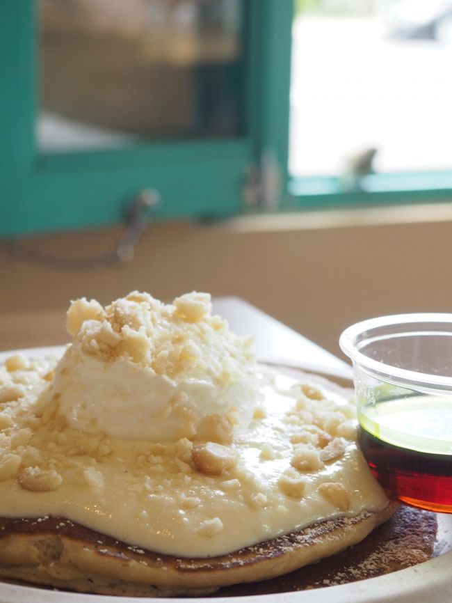 Macadamia Nut &amp; Haupia Sauce Pancakes　