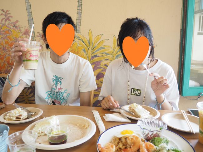 パンケーキふわふわで美味しいｄ(▽｀*)ｳﾏｲ!!生クリームの下にスライスされたレモンが隠れていました。さっぱりした酸味がクリームと合います<br />v(*'-^*)-☆ パンケーキが結構大きくシェアしてもお腹いっぱいになりました。ご馳走様でした♪<br />