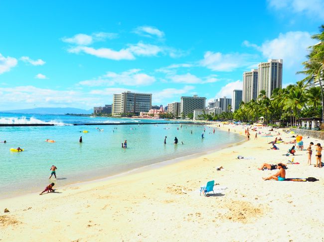 カピオラニビーチに向かって歩きます。