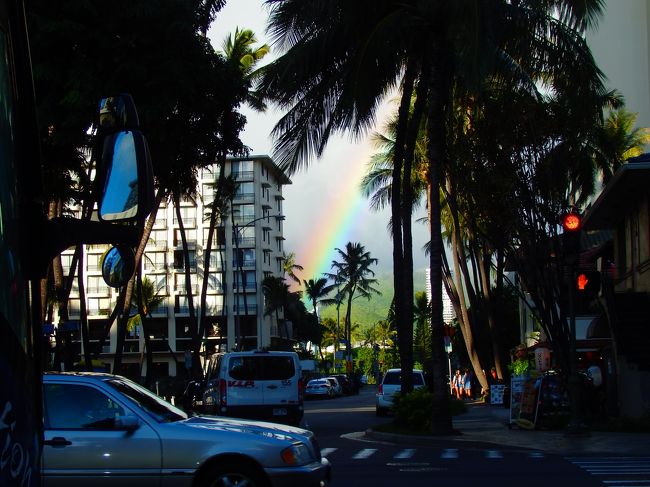 クヒオ通りで信号待ちの間に山側を見ると！！！