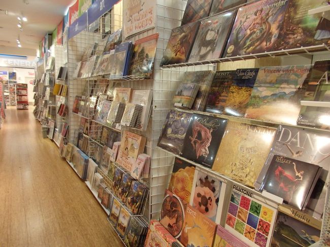 店内ほとんどカレンダー。種類が多すぎて迷って決められず<br />(＠Д＠；ｱｾｱｾ・・・ <br />